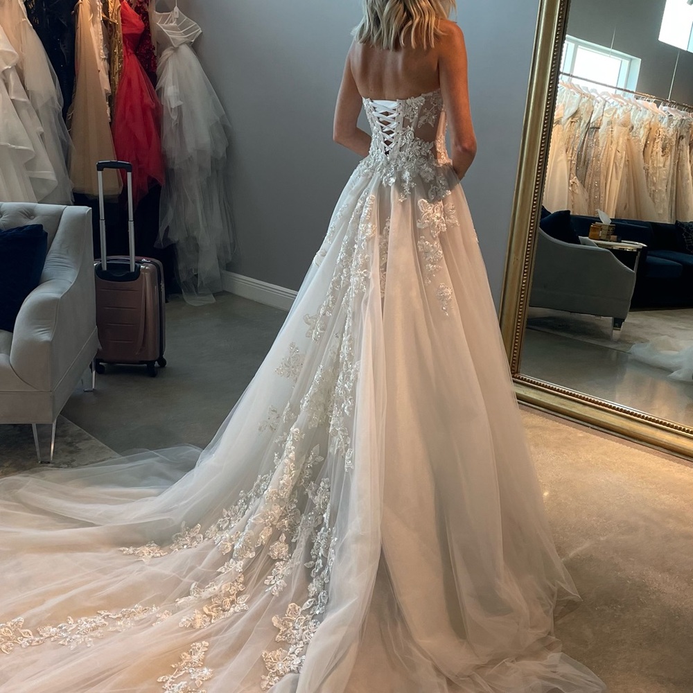 Galia Lahav
Almaz (customized gown)
Size 2 - Picture 9 of 10